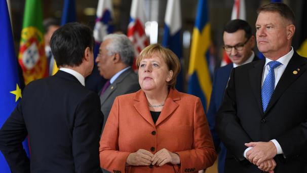 Un Gilet Jaune Pose Une Colle à Une Députée En L