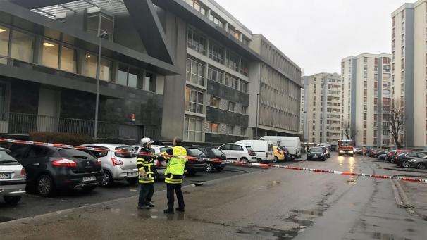 Un périmètre de sécurité a été établi par les sapeurs-pompiers.
