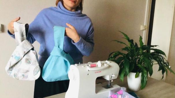 La coordinatrice ardennaise de Lovely Solidarity présente les lovely bag.