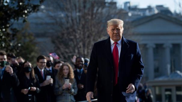 Donald Trump le 12 juin 2021 à l’extérieur de la Maison Blanche. Au second plan, des supporters du président.