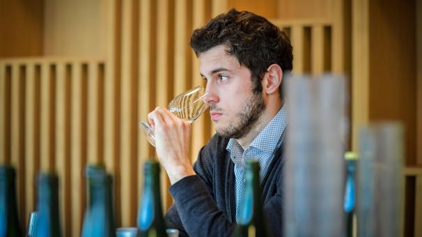 Tristan Leroy, œnologue de la coopérative de Sermiers, travaille à l’assemblage des vins de champagne.