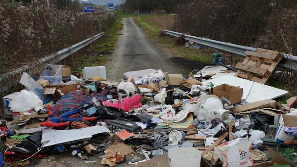 Trois des auteurs ont été identifiés grâce à des documents découverts dans les immondices. Photo gendarmerie
