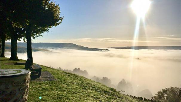 C’est une véritable mer de nuages qui s’offrait à la vue ce vendredi matin à Châtillon-sur-Marne depuis le site Urbain II, pourtant situé à « seulement » 167 mètres d’altitude.