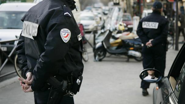 policier pretexte