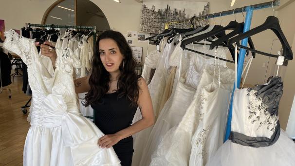 Les robes, provenant de dons ou d&rsquo;un destockage, seront remises en vente par Emma&uuml;s.