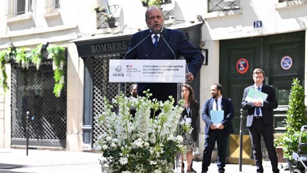 Le ministre de la Justice s’est recueilli devant la plaque commémorative de la rue des Rosiers en y déposant une gerbe de fleurs.