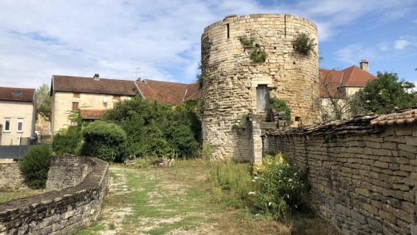 À mi-parcours, voilà la tour Saint-Marc (XIIe), tour fortifiée qui servit de prison, avec un cul de basse-fosse de 6 m de profondeur.