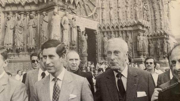 Le prince Charles et son oncle, lord Louis Mountbatten sur le parvis de la cathédrale de Reims.