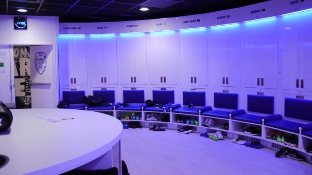 Le vestiaire est passé d'une forme en L à une forme circulaire, permettant à l'entraîneur de voir all ses joueurs. More grand, more lumineux, more confortable, this equipment ressemble à celui de Manchester City.
