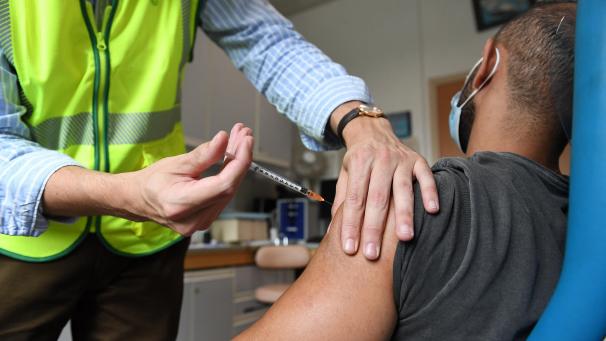 Un homme reçoit une dose de vaccin contre la variole du singe, à Paris, le 27 juillet 2022.
