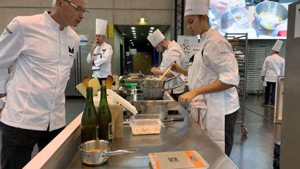 Luckas et Safia ont connu l’appréhension d’un premier concours malgré la présence continue de Christophe Gobinet, leur chef et professeur de cuisine.