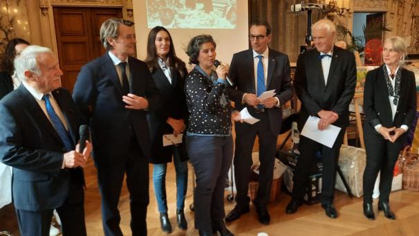 En présence de François Baroin, les responsables du Lions Club de Troyes ont remis dimanche un chèque aux présidents de trois associations auboises.