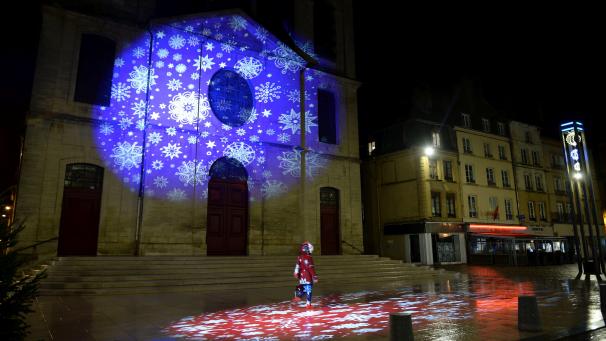 Dans son plan lumière, la Ville de Sedan veut se doter d’une identité lumineuse pour valoriser son patrimoine. Ici projection d’un mapping-vidéo sur l’église Saint-Charles.