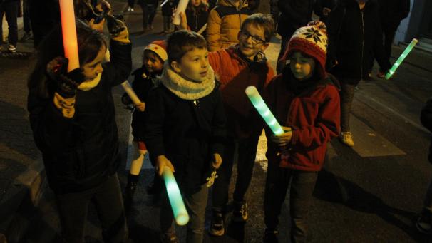 Vendredi soir, lors du lancement des illuminations de Noël, les enfants ont déambulé en centre-ville avec des batons lumineux.