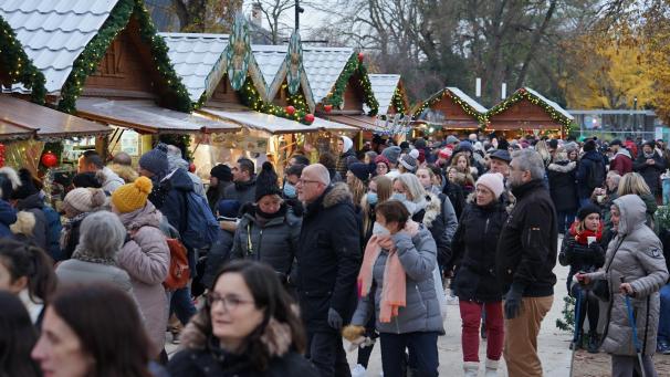 Le marché de Noël de Reims a pris ses quartiers sur les Hautes Promenades.