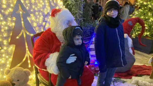 «Avez-vous été sage cette année» demande le Pêre Noël tout juste débarqué de Laponie