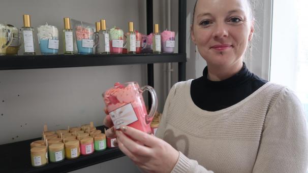 Coraline Carvalho espère que le marché de Noël lui permettra de faire connaître ses bougies artisanales avant l’ouverture prochaine de sa boutique rue Saint-Jean.