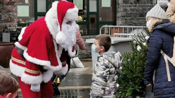 Comme chaque année, le père Noël ira à la rencontre des enfants sur le marché de Noël.