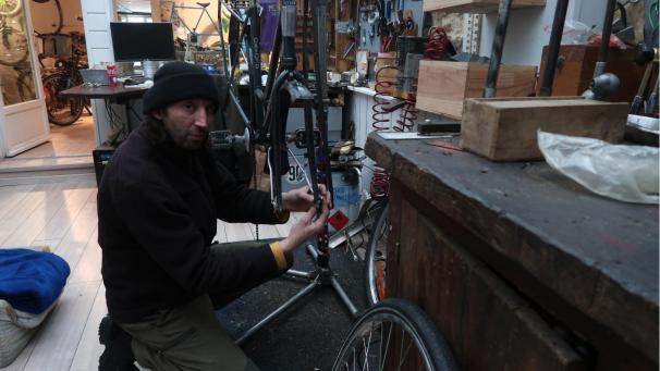 Sébastien Gianina, réparateur de cycles, redonne vie à des vieux vélos dans son magasin la Bicycletterie à Sedan.
