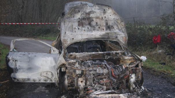 Un véhicule entièrement carbonisé a été éteint par les pompiers, dans la nuit de mardi à mercredi, sur une route forestière, à Chilly.