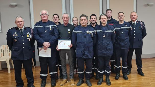 Médailles de vermeil et diplômes ont été remis aux sapeurs-pompiers de Gyé-sur-Seine.
