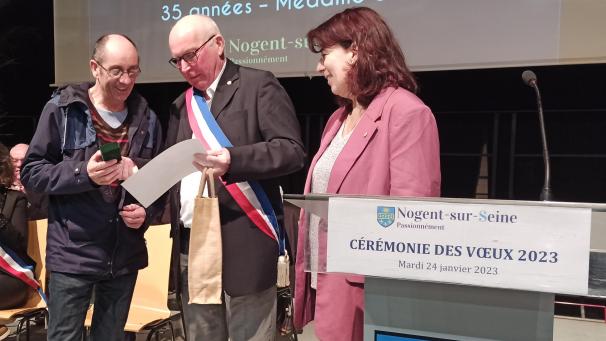 Hervé Bacquet a obtenu la médaille d’or pour ses 35 années à la mairie de Nogent-sur-Seine.