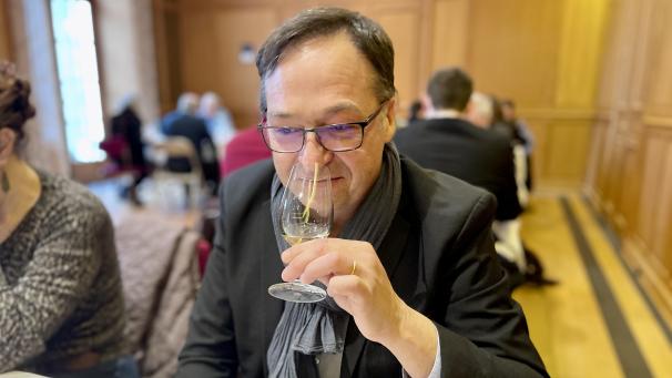 Wilfried Devaugermé, président des œonologues de Champagne-Ardennes, n’est pas avare en conseils pour bien déguster le champagne.  LV