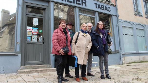Les membres actifs de « La Tête en fête » devant le bar le Saint-Nizier, leur quartier général, au cœur du quartier de la tête du bouchon.