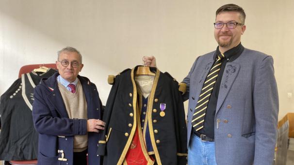 Xavier Chevallier (à droite) a remis les trois uniformes à Christian Moufle dans les locaux des archives départementales.