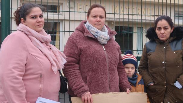 Nawoile El Jamali, Marion Cugny et Jessy Duchemin ont initié une pétition à Belleu, pour s’opposer au projet de fermeture de classe.