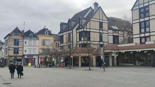 Une journée grise et froide au centre-ville de Troyes.