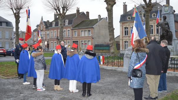 Les enfants de l’école Saint-Hilaire se sont recueillis devant le monument aux morts.
