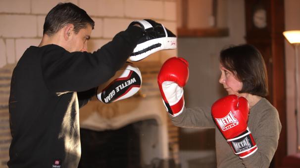 Les bienfaits du kick-boxing à tout âge : Florent Houdet donne des cours personnalisés à domicile, comme ici avec Christine Robillard à Saint-Lyé.