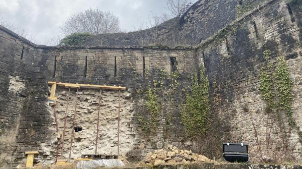 Une zone d’environ 10m2 est concernée par la chute de pierres au château de Sedan.