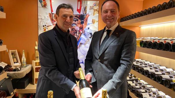 Le chef de cave de Ruinart Frédéric Panaïotis (à gauche) et le directeur du restaurant Paul Bocuse à Lyon Vincent Leroux (à droite) présentent l’une des bouteilles du lot du millésime 1926.