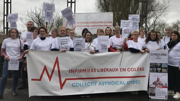 Ce jeudi, les infirmiers ont protesté avec un slogan clair : «Quitte à être saigné autant que ça soi utile!»