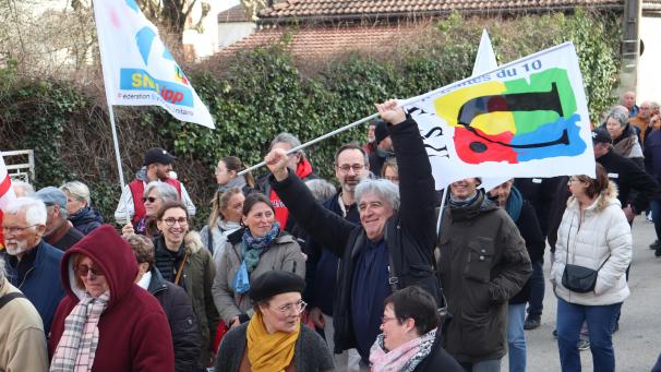 Une dizaine d’instituteurs des écoles Maurice-Véchin et Arthur-Bureau ont défilé à Bar-sur-Aube, mercredi 15 mars.