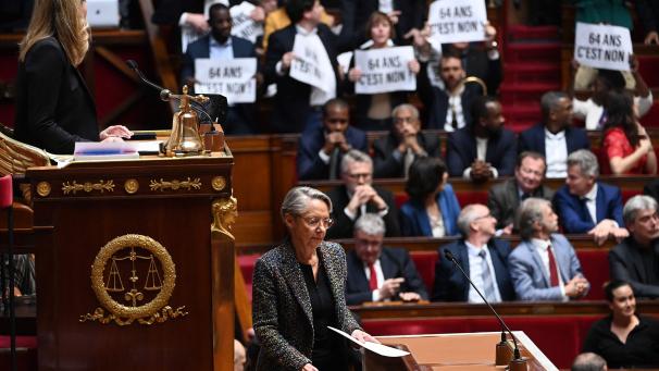 La Première ministre Elisabeth Borne a engagé la responsabilité du gouvernement par le 49.3 devant les députés de la Nupes chantant la Marseillaise et brandissant des panneaux «64 ans, c’est non».