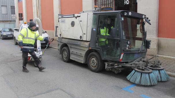 A Bar-sur-Aube, pour l’entretien de la commune, les services techniques disposent, entre autres, d’un glutton (aspirateur de déchets urbains), et d’une balayeuse utilisée quotidiennement sur voiries et trottoirs.