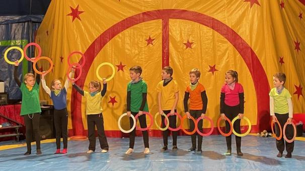 Les apprentis jongleurs lors de leur représentation avec les anneaux.