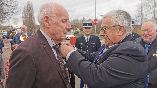 Jean-Pierre Dubreuil reçoit la médaille commémorative de la guerre d’Algérie.