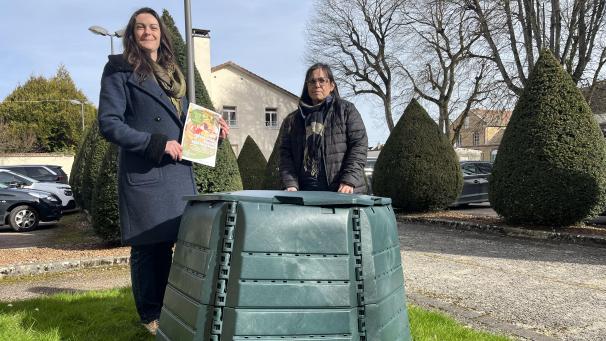 Émilie Roussille et Élisabeth Pereia-Da Cruz derrière un modèle de composteur qui sera remis aux usagers prochainement.