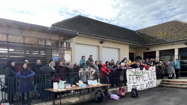 Enfants et parents montrent leur mécontentement devant l’école après l’annonce d’une fermeture de classe à Fromentières