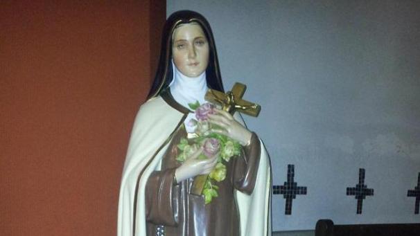 Il n’existe pas de photo disponible de la statue de sainte Thérèse de Lisieux volée à Cernay-lès-Reims, dont voici un autre modèle.