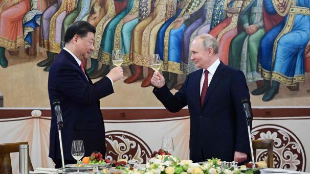 Il a été particulièrement chaleureux avec son hôte chinois, lui donnant du «cher ami» et du «camarade Xi». Les deux dirigeants ont même trinqué au cours d’un dîner d’État à la «prospérité» des peuples russe et chinois.