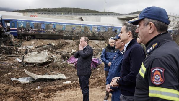 Le Premier ministre grec, à droite, s’était rendu sur les lieux de la catastrophe qui a bouleversé le pays.