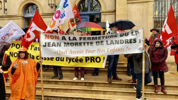 Une cinquantaine de personnes ont manifesté en matinée devant l’Hôtel de Région, à Metz, pour dénoncer les fermetures de lycées. Une délégation n’a pas eu le droit d’assister aux débats, ce qui a provoqué la colère de la gauche, mais a été reçue par des agents etdes élus pour échanger en marge de la séance.