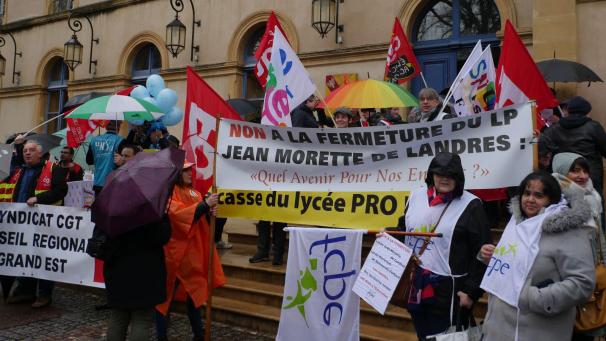 Syndicats et parents d’élèves ont manifesté devant l’hôtel de région, à Metz.