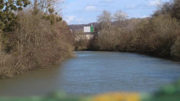 La rivière Aisne, à Venizel, fait partie des endroits contaminés au PFAS. En fond, la papeterie Saica est un site de contamination présumé.