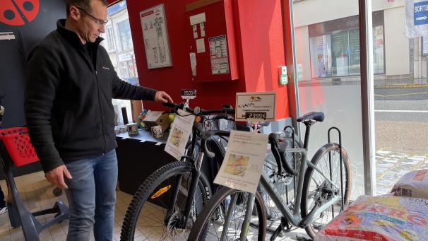 Depuis plusieurs jours, les clients de Coccinelle express peuvent y trouver deux vélos électriques, issus du magasin Aux Joly Cycles.